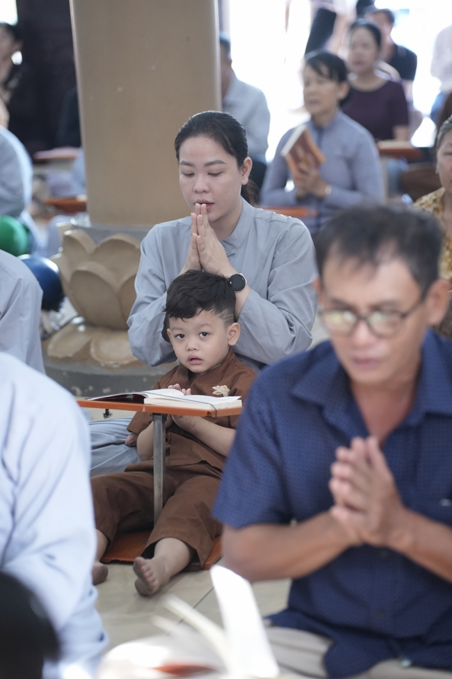 Phóng sinh tại bến phà Bình Mỹ.