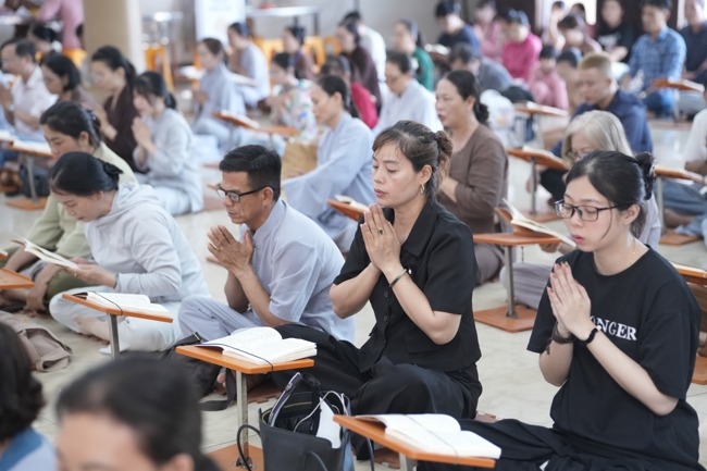 Phóng sinh tại bến phà Bình Mỹ.
