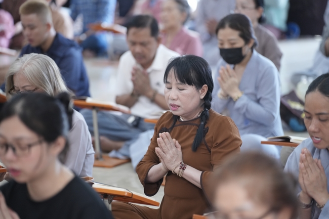 Phóng sinh tại bến phà Bình Mỹ.