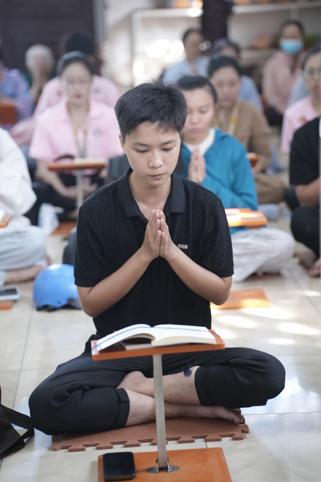 Phóng sinh tại bến phà Bình Mỹ.
