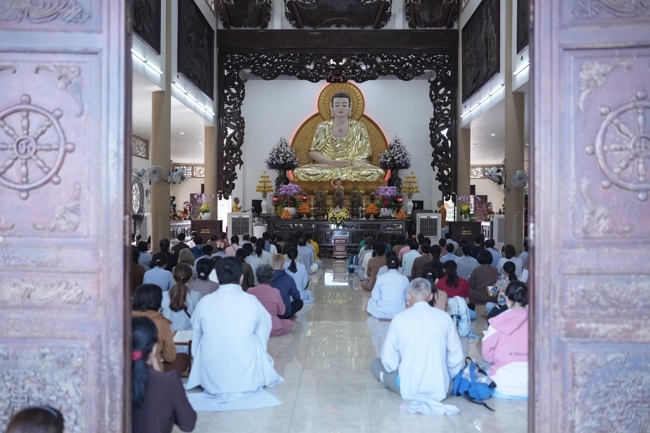 Phóng sinh tại bến phà Bình Mỹ.