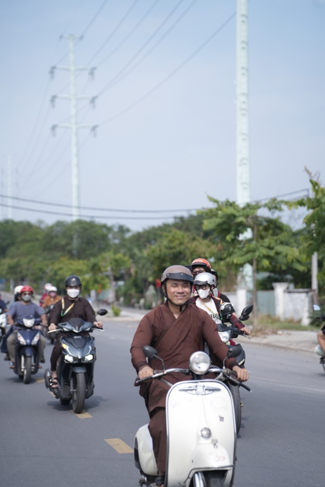 Phóng sinh tại bến phà Bình Mỹ.