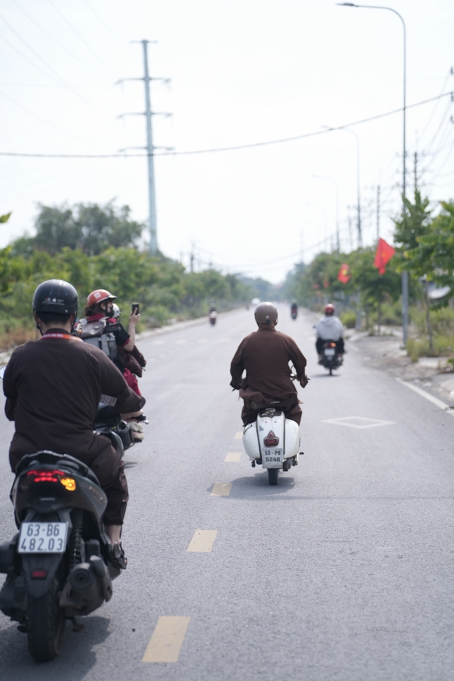 Phóng sinh tại bến phà Bình Mỹ.