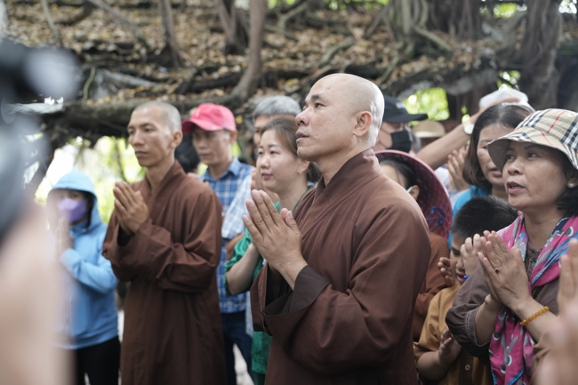 Phóng sinh tại bến phà Bình Mỹ.