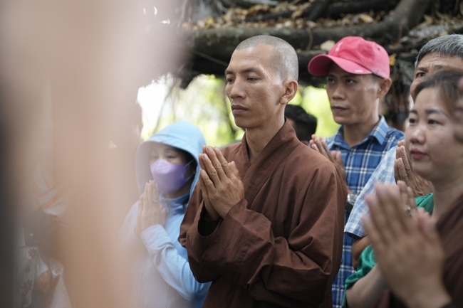 Phóng sinh tại bến phà Bình Mỹ.