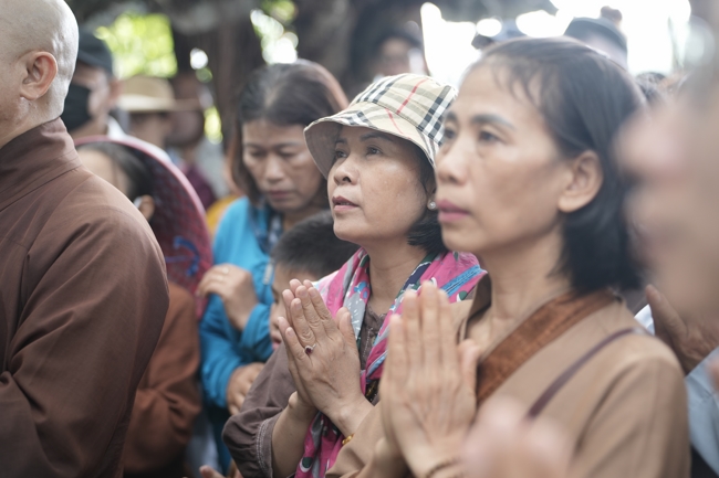 Phóng sinh tại bến phà Bình Mỹ.