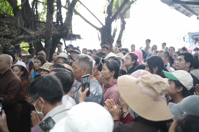 Phóng sinh tại bến phà Bình Mỹ.