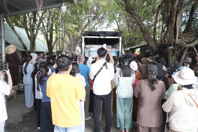 Phóng sinh tại bến phà Bình Mỹ.