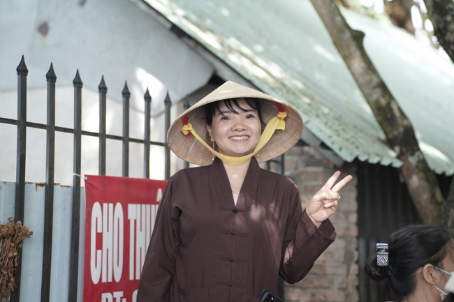 Phóng sinh tại bến phà Bình Mỹ.