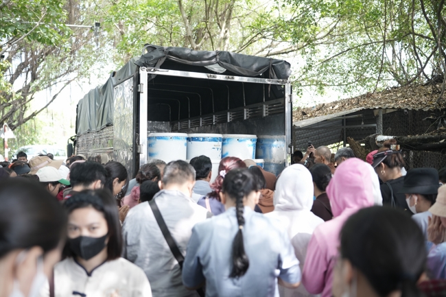 Phóng sinh tại bến phà Bình Mỹ.