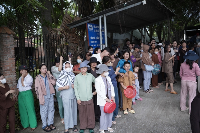 Phóng sinh tại bến phà Bình Mỹ.