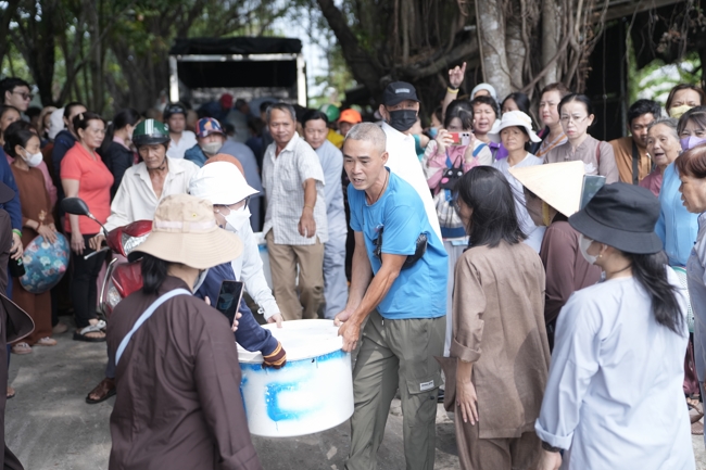Phóng sinh tại bến phà Bình Mỹ.