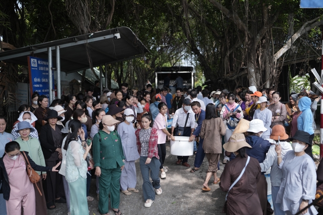 Phóng sinh tại bến phà Bình Mỹ.