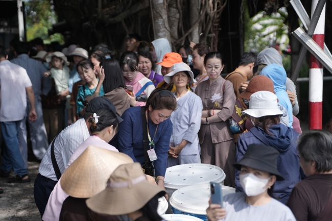 Phóng sinh tại bến phà Bình Mỹ.
