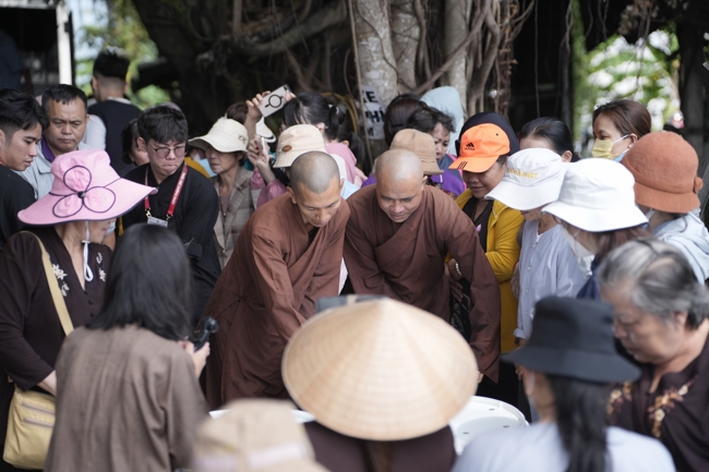 Phóng sinh tại bến phà Bình Mỹ.