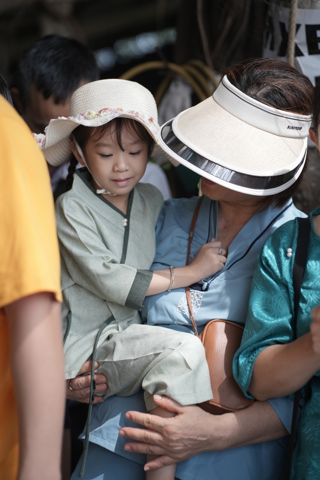 Phóng sinh tại bến phà Bình Mỹ.