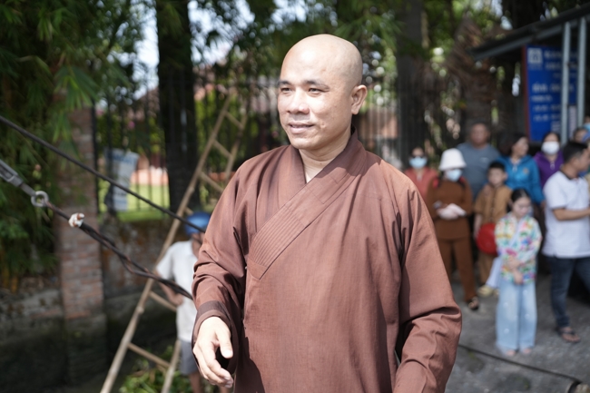 Phóng sinh tại bến phà Bình Mỹ.