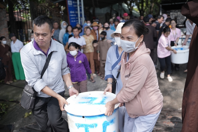Phóng sinh tại bến phà Bình Mỹ.