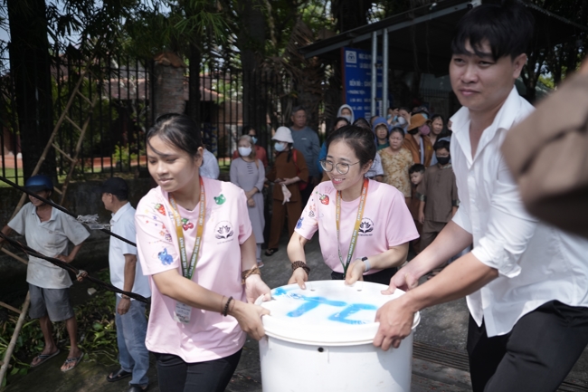Phóng sinh tại bến phà Bình Mỹ.