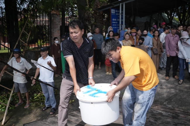 Phóng sinh tại bến phà Bình Mỹ.