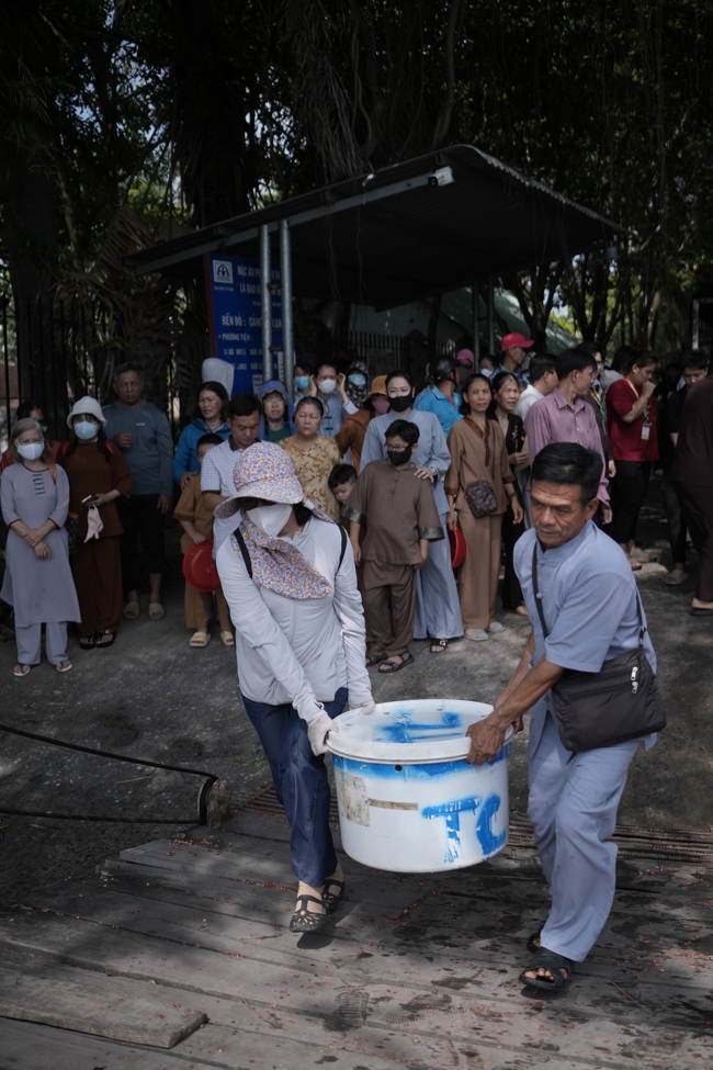 Phóng sinh tại bến phà Bình Mỹ.