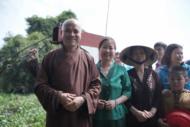 Phóng sinh tại bến phà Bình Mỹ.