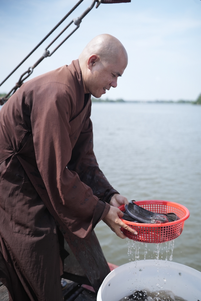Phóng sinh tại bến phà Bình Mỹ.