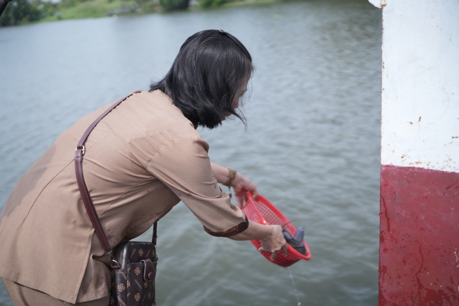 Phóng sinh tại bến phà Bình Mỹ.