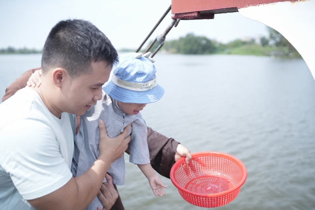Phóng sinh tại bến phà Bình Mỹ.