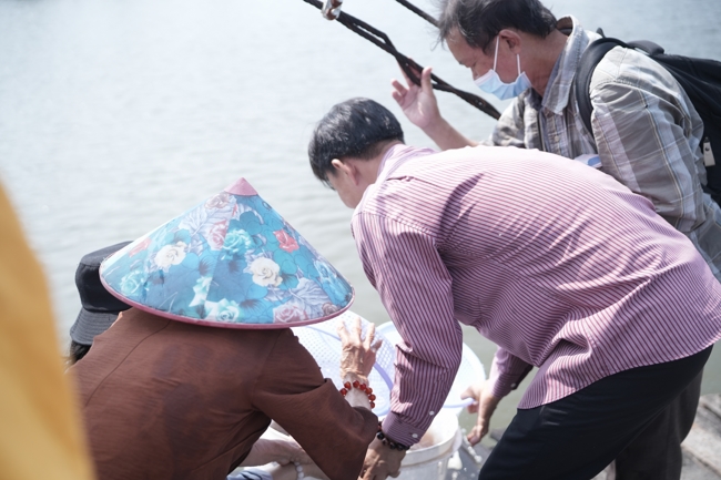 Phóng sinh tại bến phà Bình Mỹ.