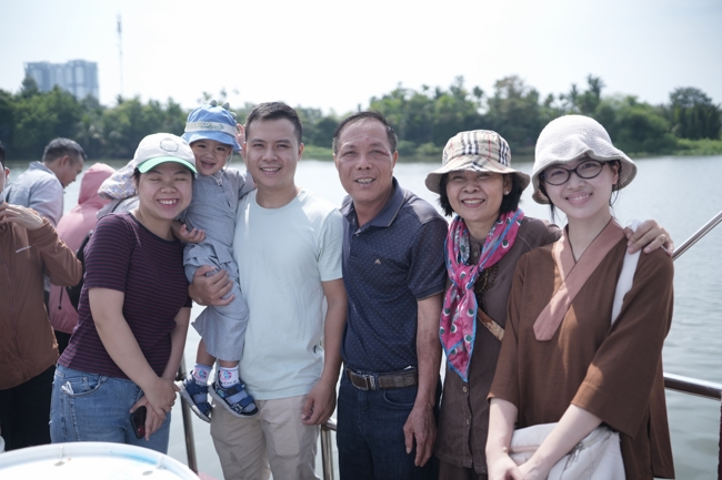 Phóng sinh tại bến phà Bình Mỹ.