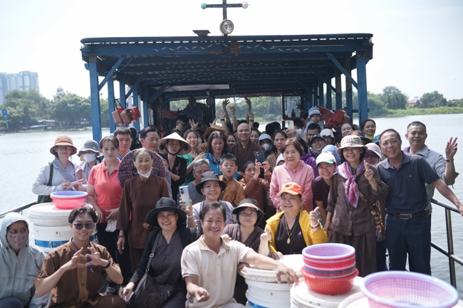 Phóng sinh tại bến phà Bình Mỹ.