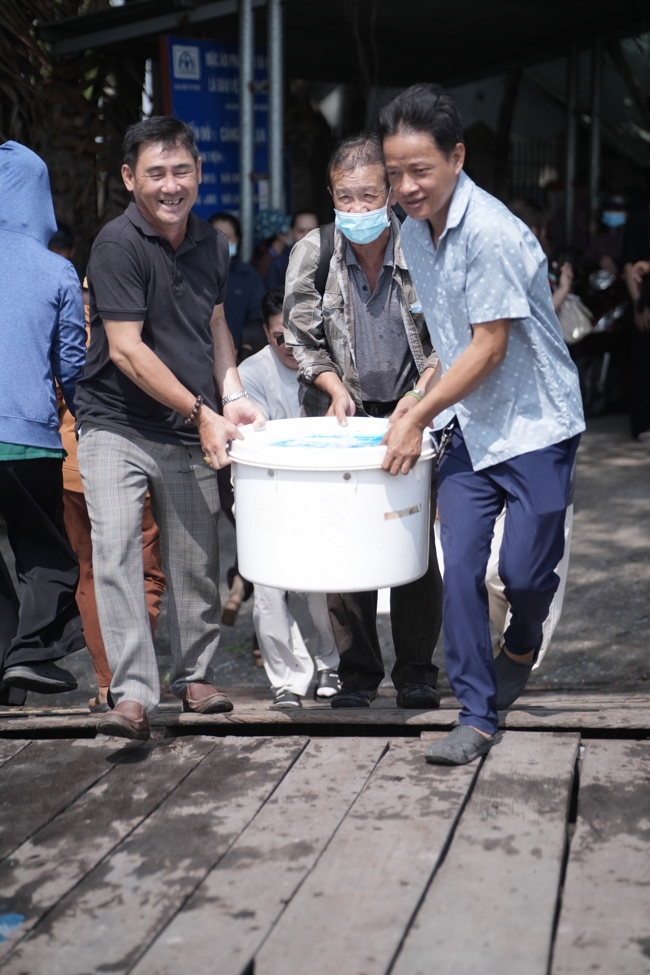 Phóng sinh tại bến phà Bình Mỹ.