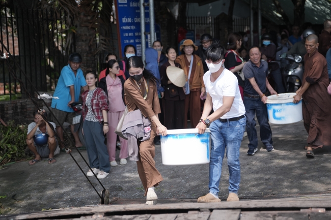 Phóng sinh tại bến phà Bình Mỹ.