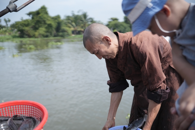 Phóng sinh tại bến phà Bình Mỹ.
