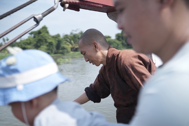 Phóng sinh tại bến phà Bình Mỹ.