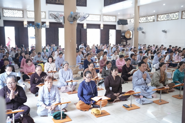 Phóng sinh tại bến phà Bình Mỹ.
