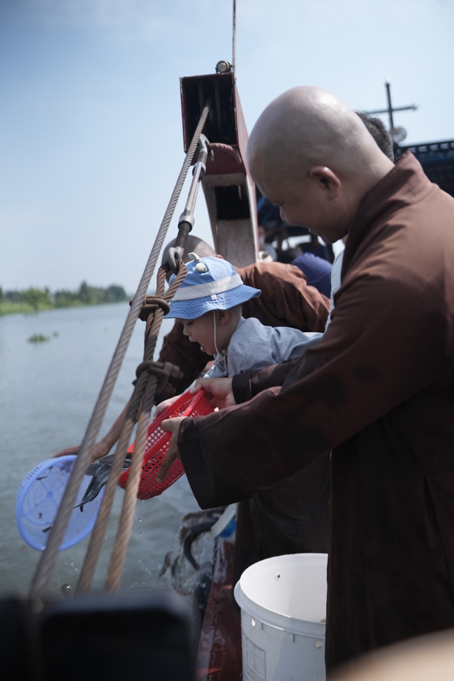 Phóng sinh tại bến phà Bình Mỹ.