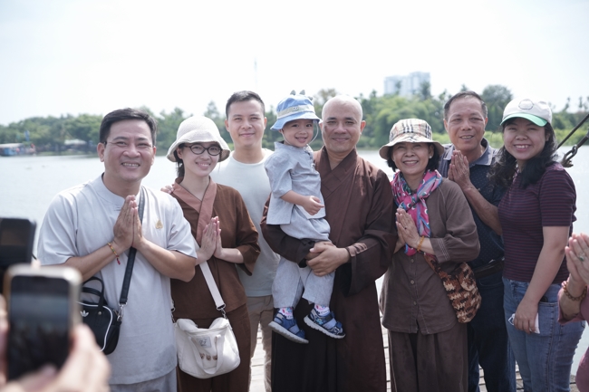 Phóng sinh tại bến phà Bình Mỹ.