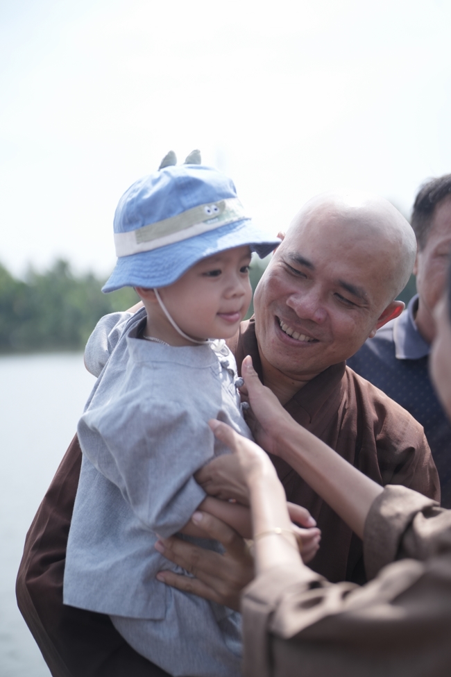 Phóng sinh tại bến phà Bình Mỹ.