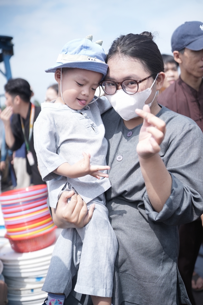 Phóng sinh tại bến phà Bình Mỹ.