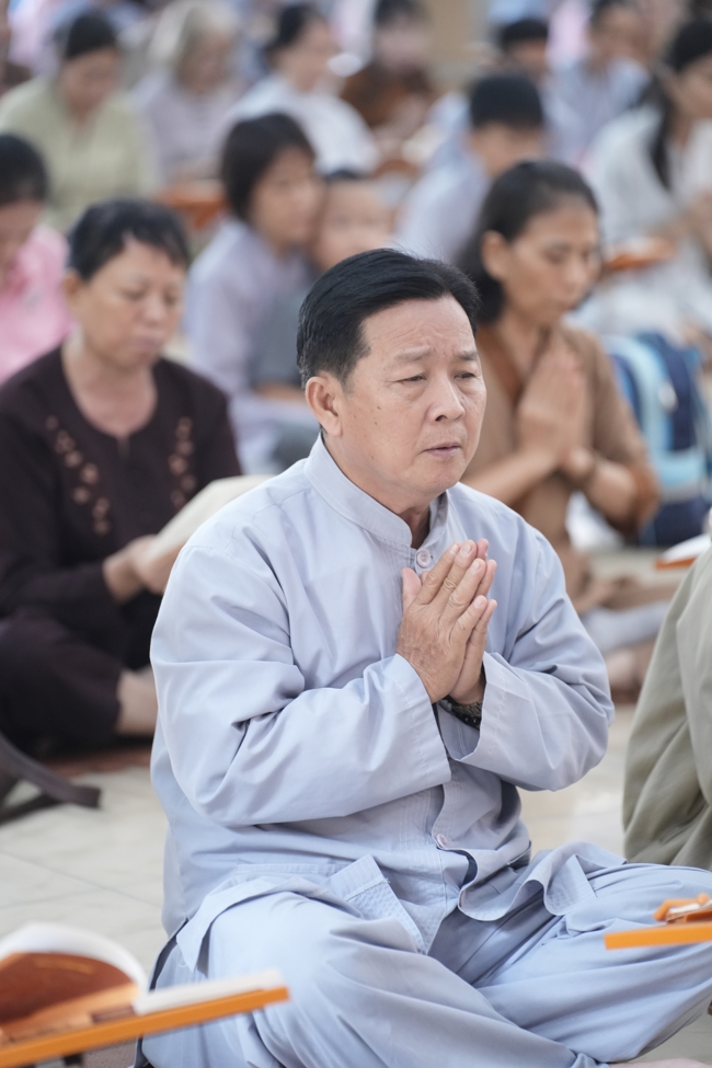 Phóng sinh tại bến phà Bình Mỹ.