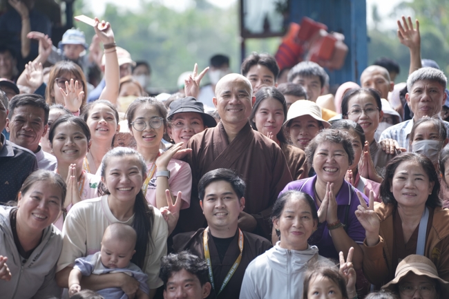 Phóng sinh tại bến phà Bình Mỹ.