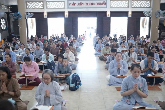Phóng sinh tại bến phà Bình Mỹ.