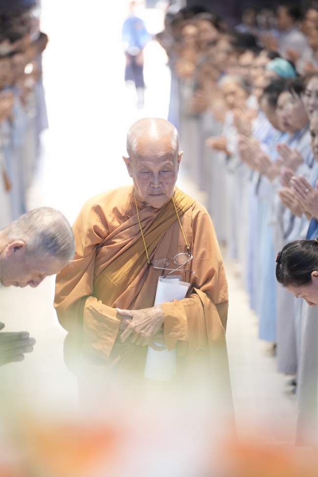 Pháp thoại Vương chủ, thiên chủ, bá chủ - Đâu là đỉnh cao mơ ước? - NS.Thích Nữ Tâm Tâm | Khóa Tu Phật Thất 108.