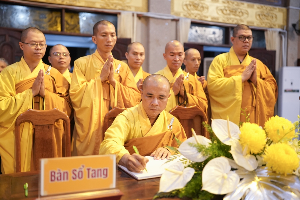 Viếng tang lễ Trưởng lão Hòa thượng Giác Tường.