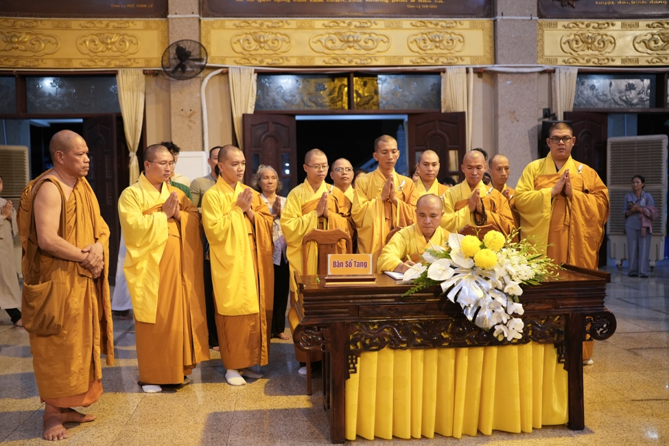 Viếng tang lễ Trưởng lão Hòa thượng Giác Tường.