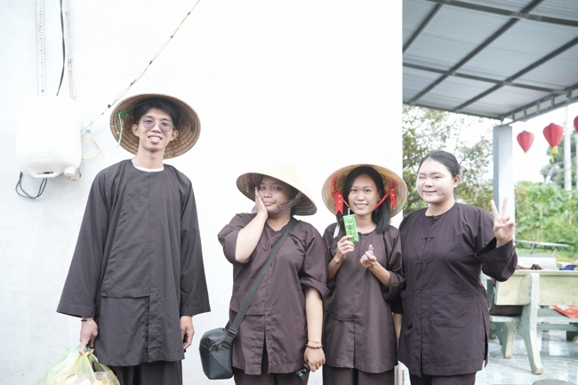 Chư Tăng và Phật tử công quả nội tự thu hoạch củ sắn chuẩn bị cho ba ngày đãi bánh xèo nhân mùa Đại lễ Phật đản Vesak 2026.