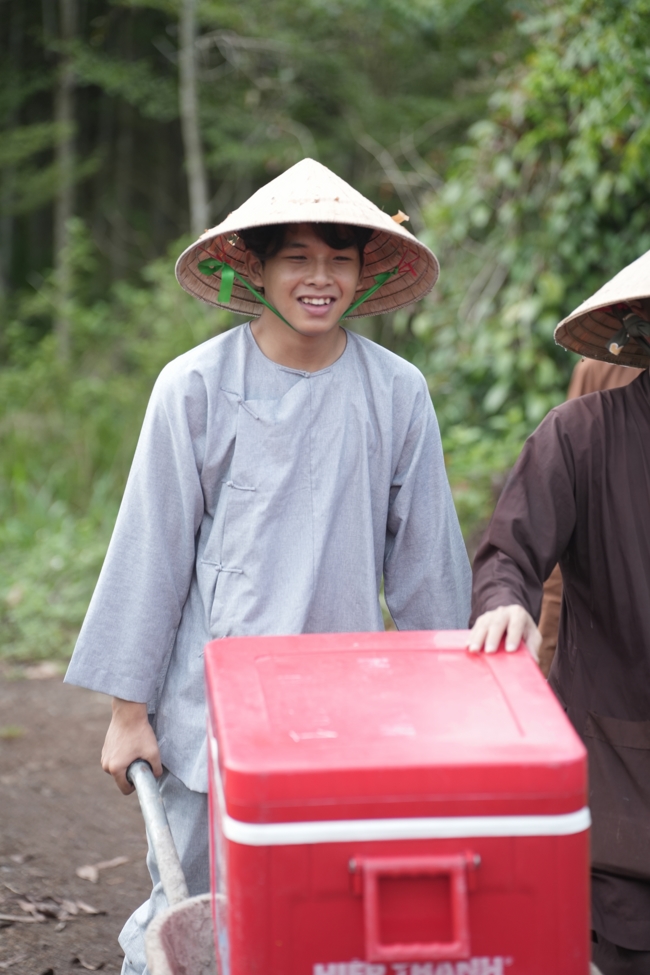 Chư Tăng và Phật tử công quả nội tự thu hoạch củ sắn chuẩn bị cho ba ngày đãi bánh xèo nhân mùa Đại lễ Phật đản Vesak 2026.