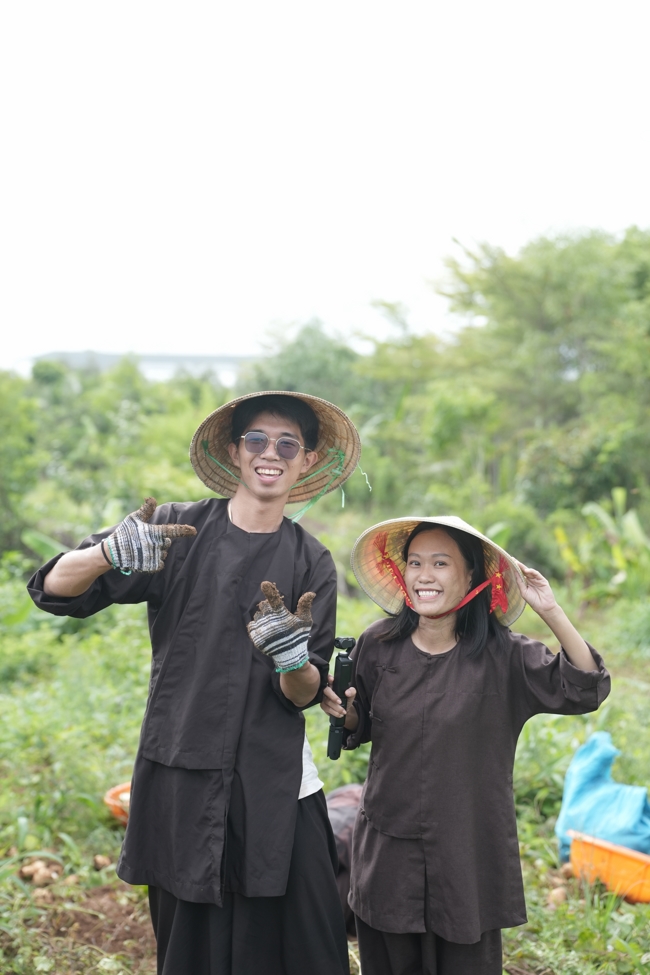 Chư Tăng và Phật tử công quả nội tự thu hoạch củ sắn chuẩn bị cho ba ngày đãi bánh xèo nhân mùa Đại lễ Phật đản Vesak 2026.